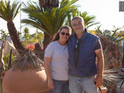 Incontriamo nel sentiero fiorito i titolari: Anna Paparella di 54 anni e suo marito Costantino D�Alba di 55, dinanzi a una cycas ultracentenaria